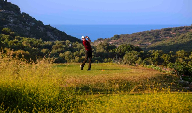 Græsk golfbane byder på dramatiske golfoplevelser