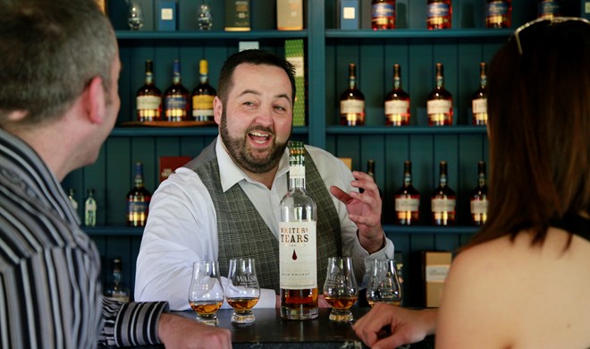 Tag på en guidet whiskey-tour i Irland